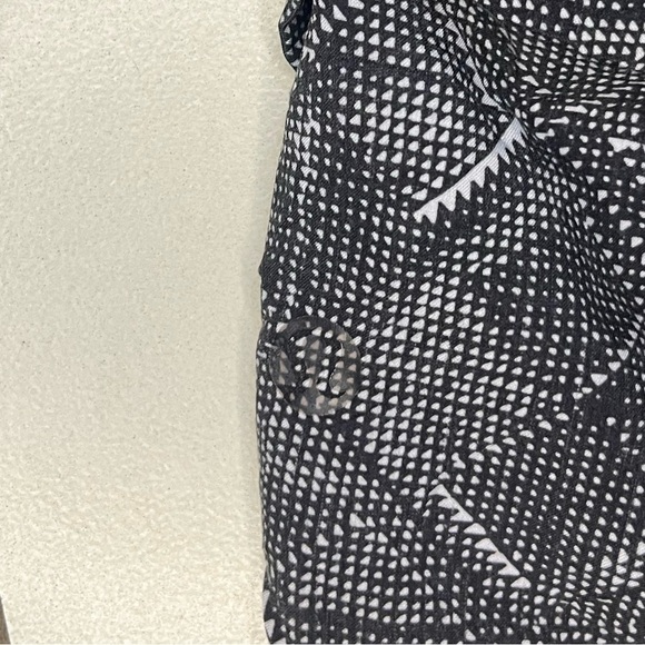 Lululemon Speed-Up Low-Rise Lined Short, 2.5” size 4 - Picture 2 of 5